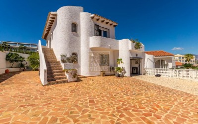 Chalet dividido en 2 viviendas independientes en El Albir.